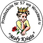 Logo Przedszkola Nr 57 we Wrocławiu: postać Małego Księcia, od pasa w górę, podpierającego się prawą dłonią, trzymającego czerwoną różę z zielonymi liśćmi w lewej dłoni, z żółtą koroną z czerwonymi okrągłymi kamyczkami na głowie. Książę ubrany jest w żółtą koszulką. Logo zamieszczone jest na okrągłej tarczy.