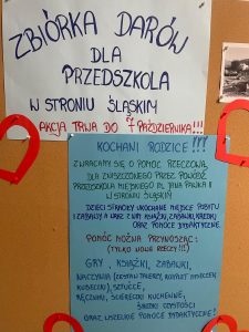 Dwa arkusze z ogłoszeniami: na białym tle i na niebieskim tle poniżej. Ogłoszenia dotyczą pomocy po powodzi Przedszkolu w Stroniu Śląskim. Akcja trwa do 7.10. Lista artykułów, które można przynosić - na niebieskim arkuszu.