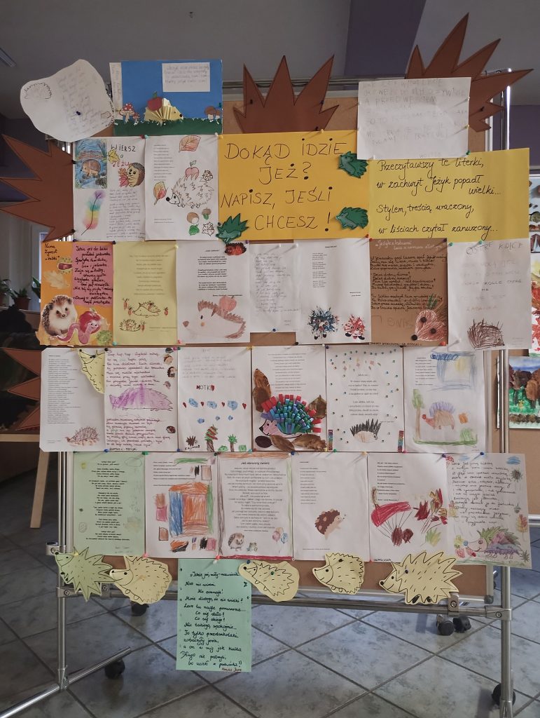 Tablica z zamieszczonymi jedna obok drugiej kartkami przedstawiającymi wiersze oraz rysunki i wycinanki na temat jeża. U góry, na żółtej kartce napis: 