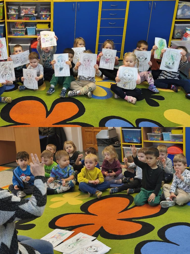 Są dwa zdjęcia. Na górnym dzieci w sali przedszkolnej trzymają pokolorowany obrazek, na drugim nauczyciel pokazuje gest, a dzieci próbują go powtórzyć.