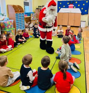 Ubrany na czerwono Mikołaj z długą białą brodą, w wysokich &hellip;<p class=