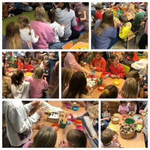 Na 1 zdjęciu dorośli i dzieci siedzą w kręgu i wykonują masaż osobie siedzącej przed nimi na 2 3 4 5 6 zdjęciu dzieci wraz z rodzicami wykonują ozdoby wielkanocne pisanki koguciki stroiki oraz zajączki z masy solnej.