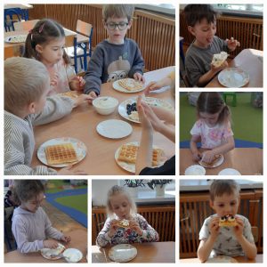 Na zdjęciu nr 1 troje dzieci siedzi przy stoliku dekorują gofry owocami i bitą śmietaną Na zdjęciu nr 2 chłopiec je gofry z bitą śmietana i owcami &hellip;<p class=